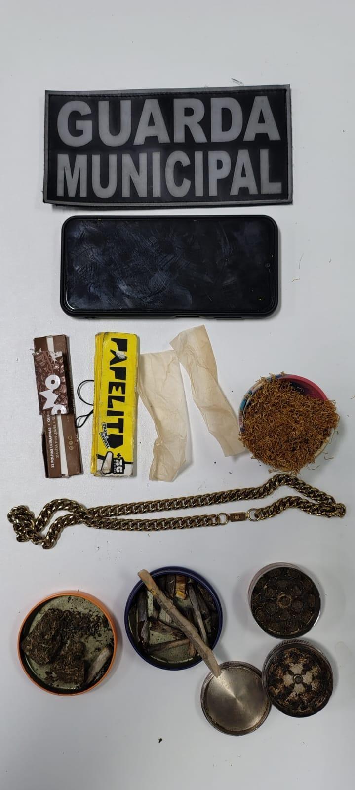 Homem é conduzido à delegacia por posse de drogas