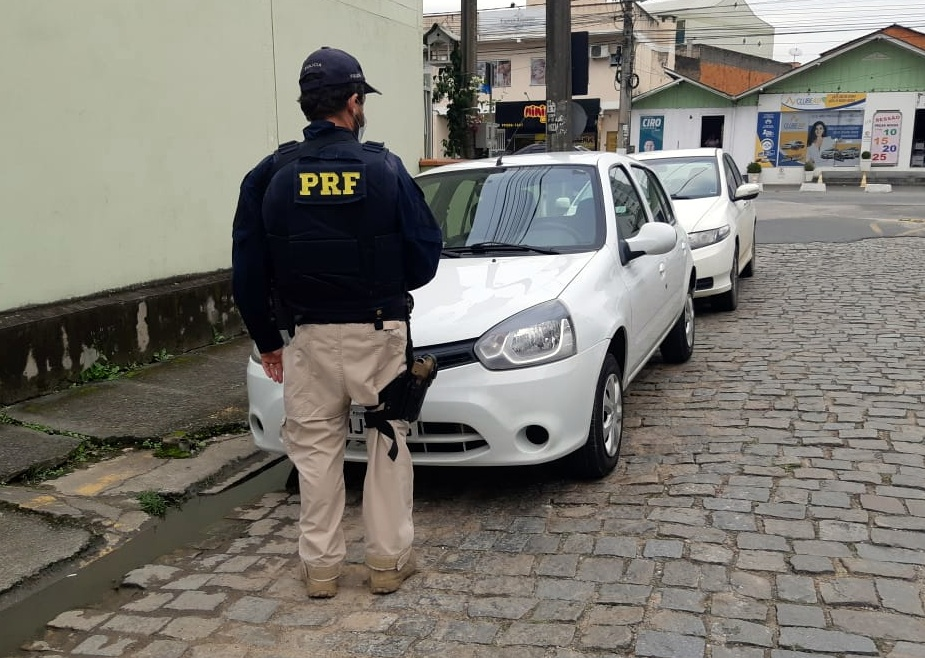 Homem é preso ao ser flagrado pela PRF com carro furtado no Alto Vale 