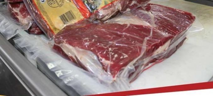 Homem é preso por furtar um pacote de carne