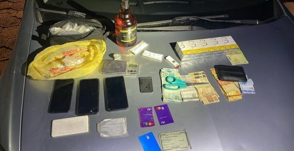 Homem é preso por tráfico de drogas em pátio de hotel