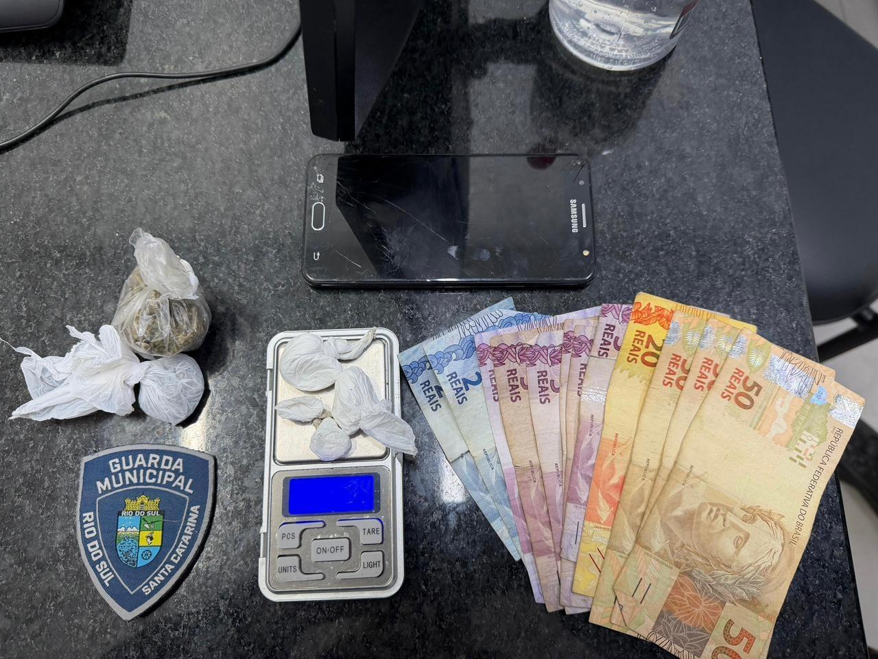 Homem é preso por tráfico e ameaça após abordagem no bairro Canta Galo