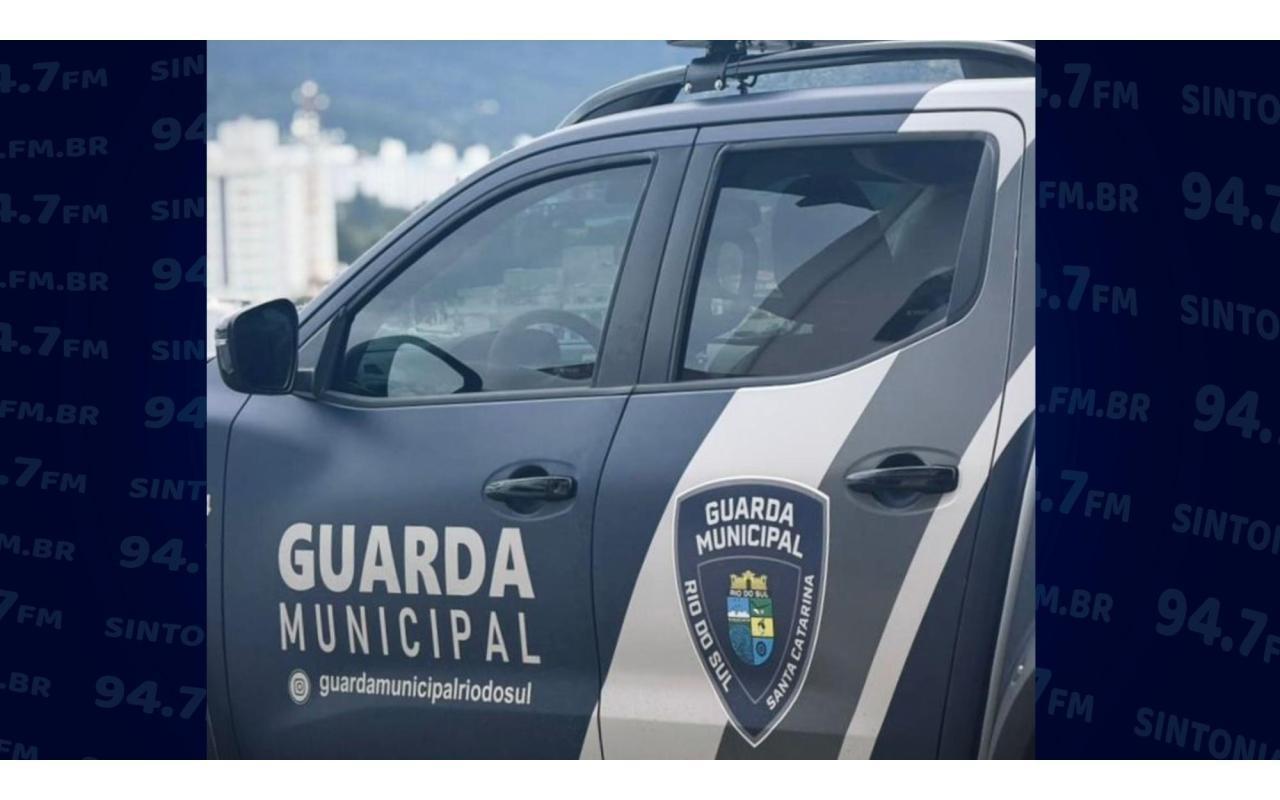 Homem embriagado ultrapassa Guarda Municipal em local proibido e é preso