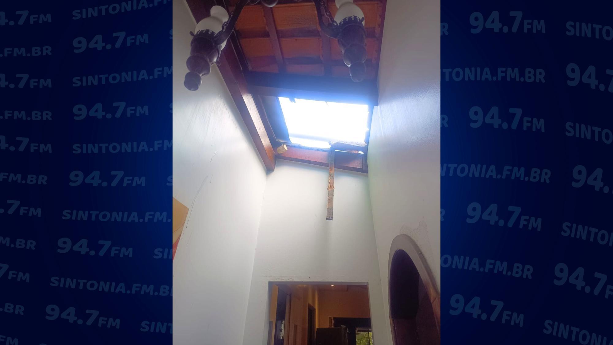 Homem fica ferido após cair de telhado em Pouso Redondo