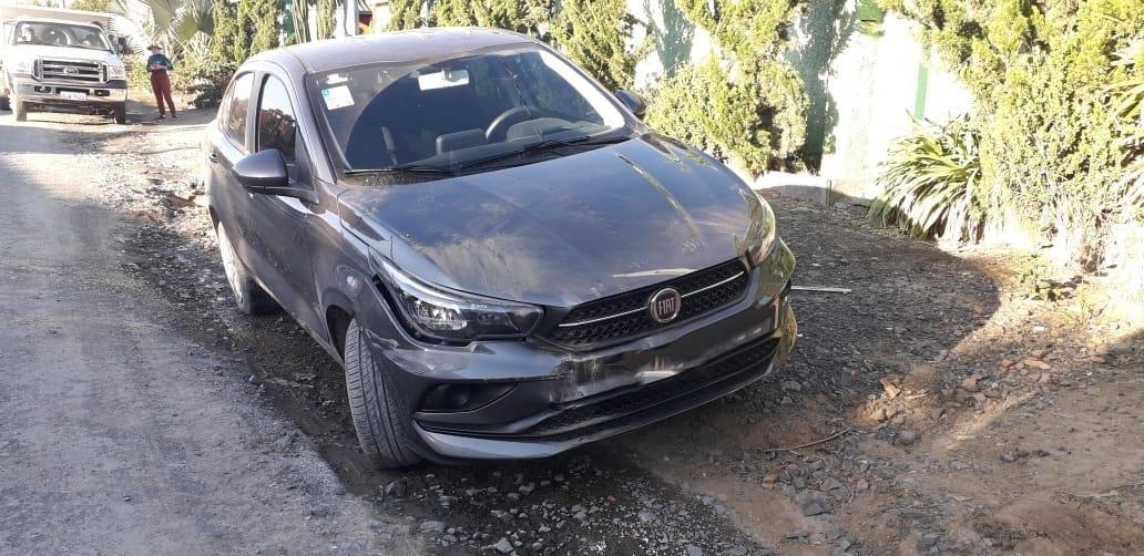 Homem fica ferido após colidir automóvel em caminhão parado 