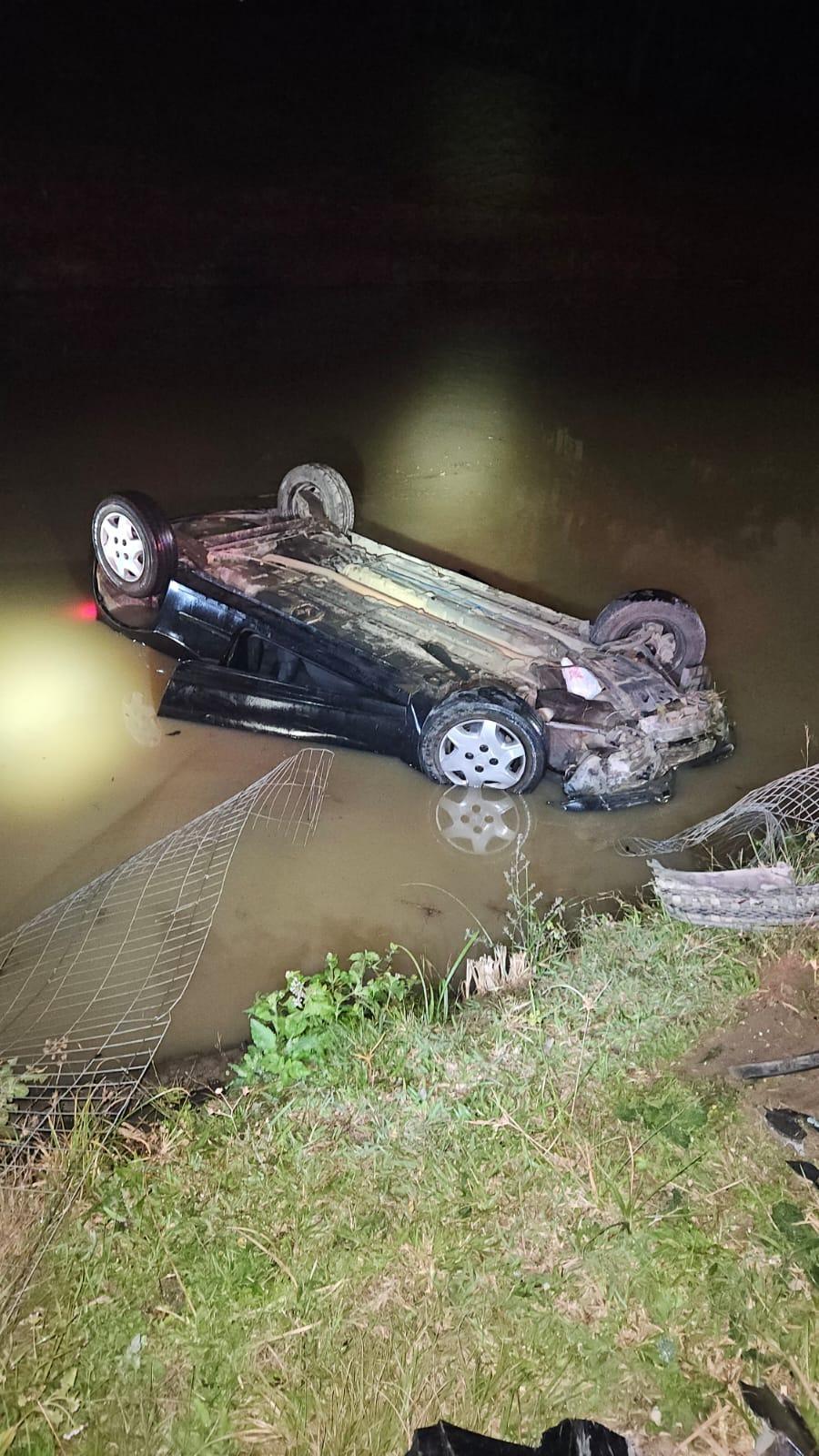 Homem fica ferido após veículo cair em lagoa