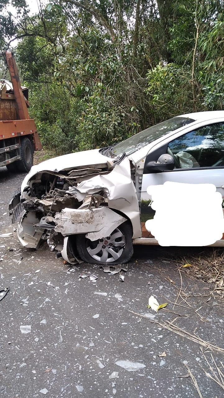 Homem fica ferido em acidente entre carro e caminhão em Ituporanga 