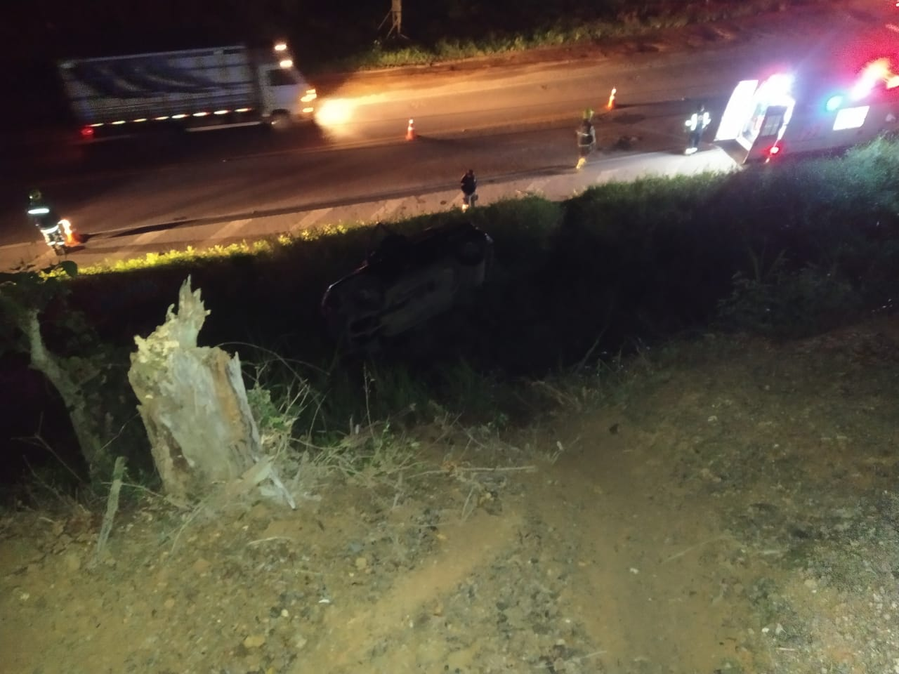 Homem morre após saída de pista e capotamento na BR-470
