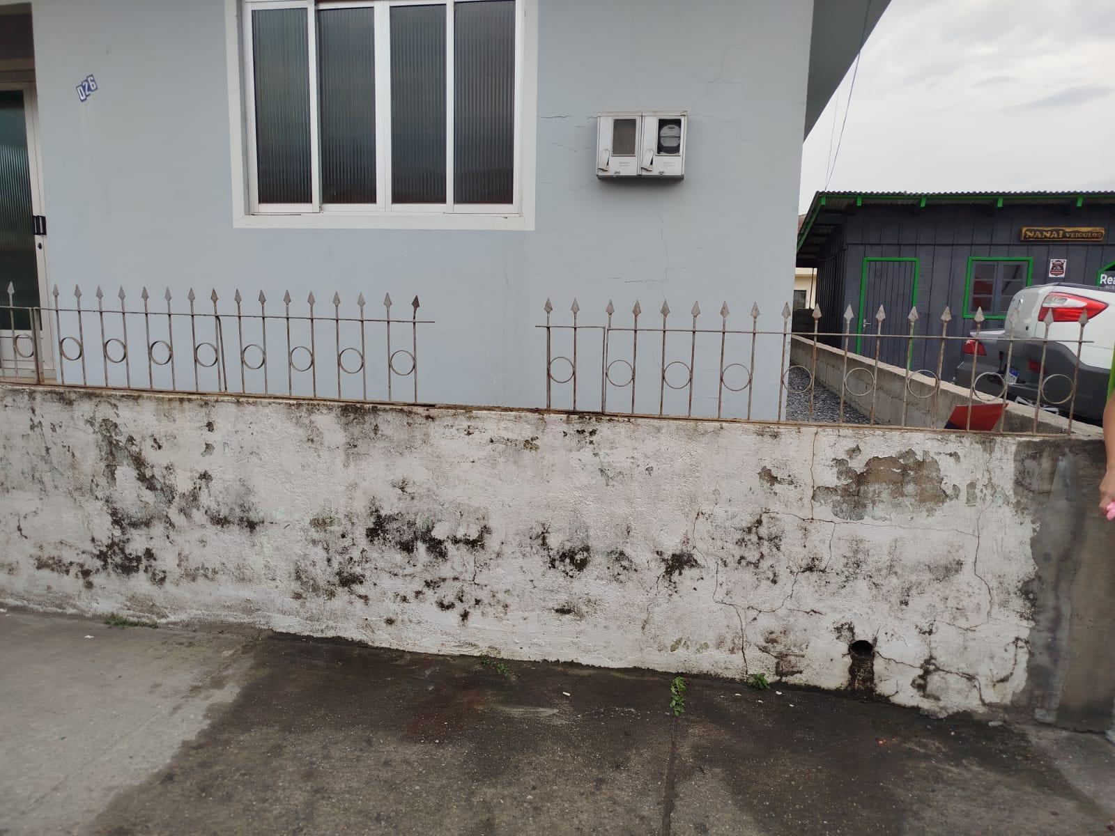 Homem morre após sofrer queda de telhado e cair sobre cerca com grade pontiaguda em Imbuia