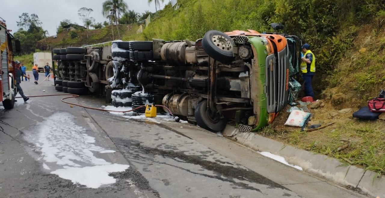 Homem morre após carreta sair da pista e tombar na BR-470