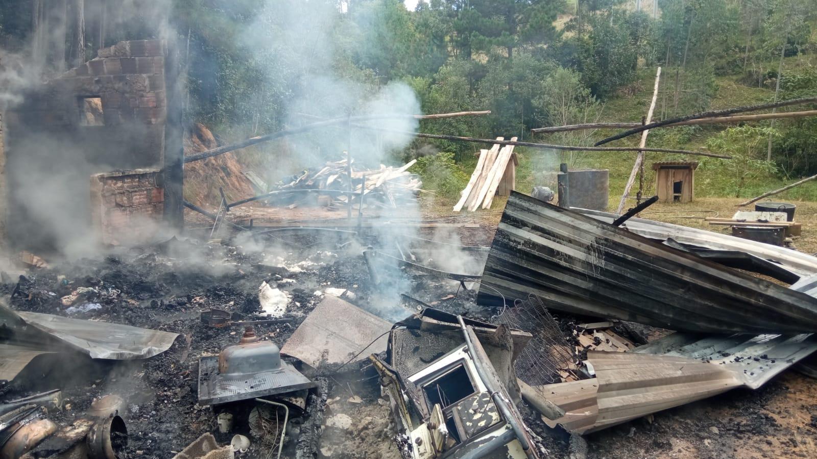 Homem morre carbonizado em incêndio no Alto Vale