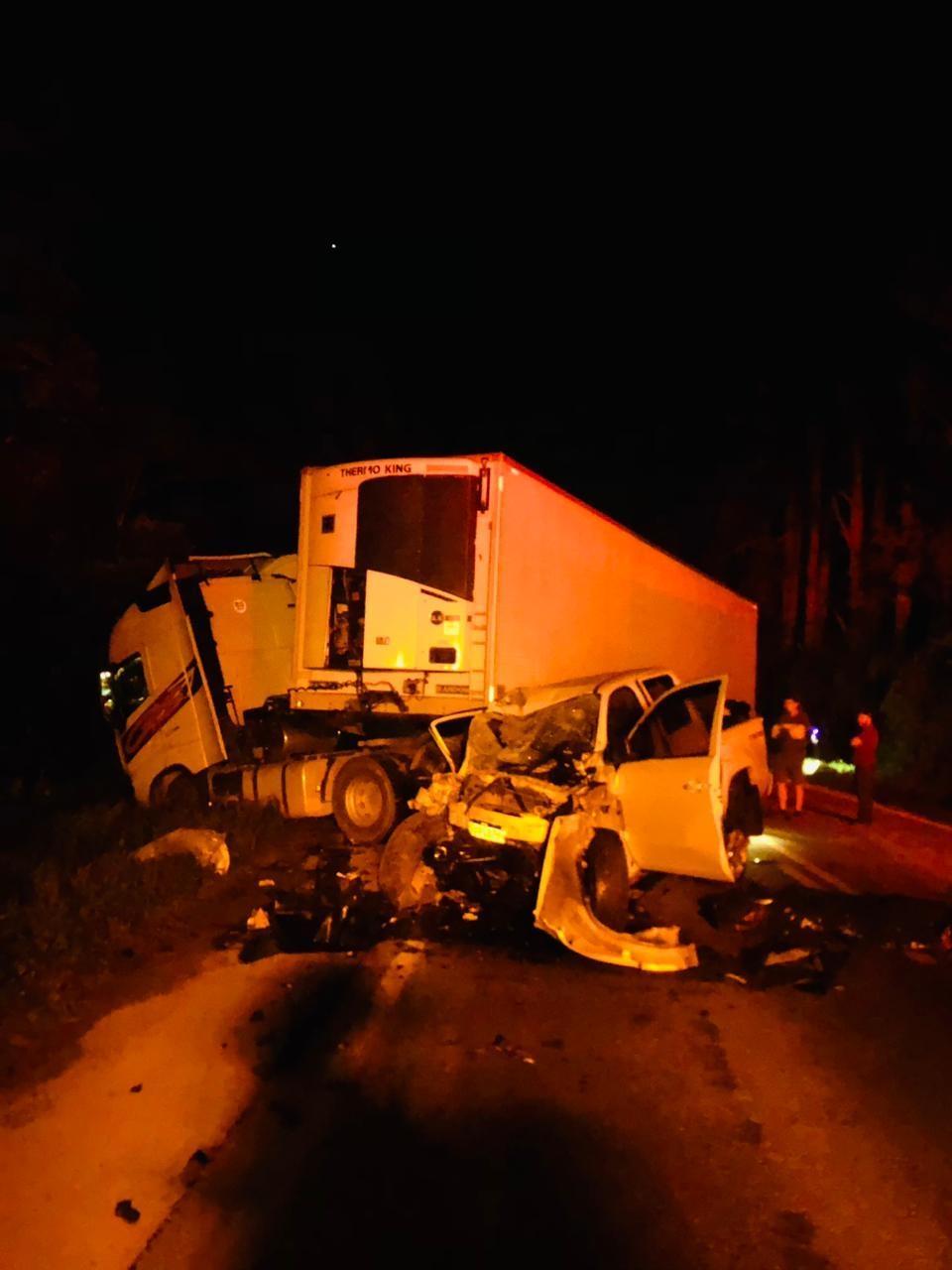 Homem morre em grave acidente entre camionete e carreta