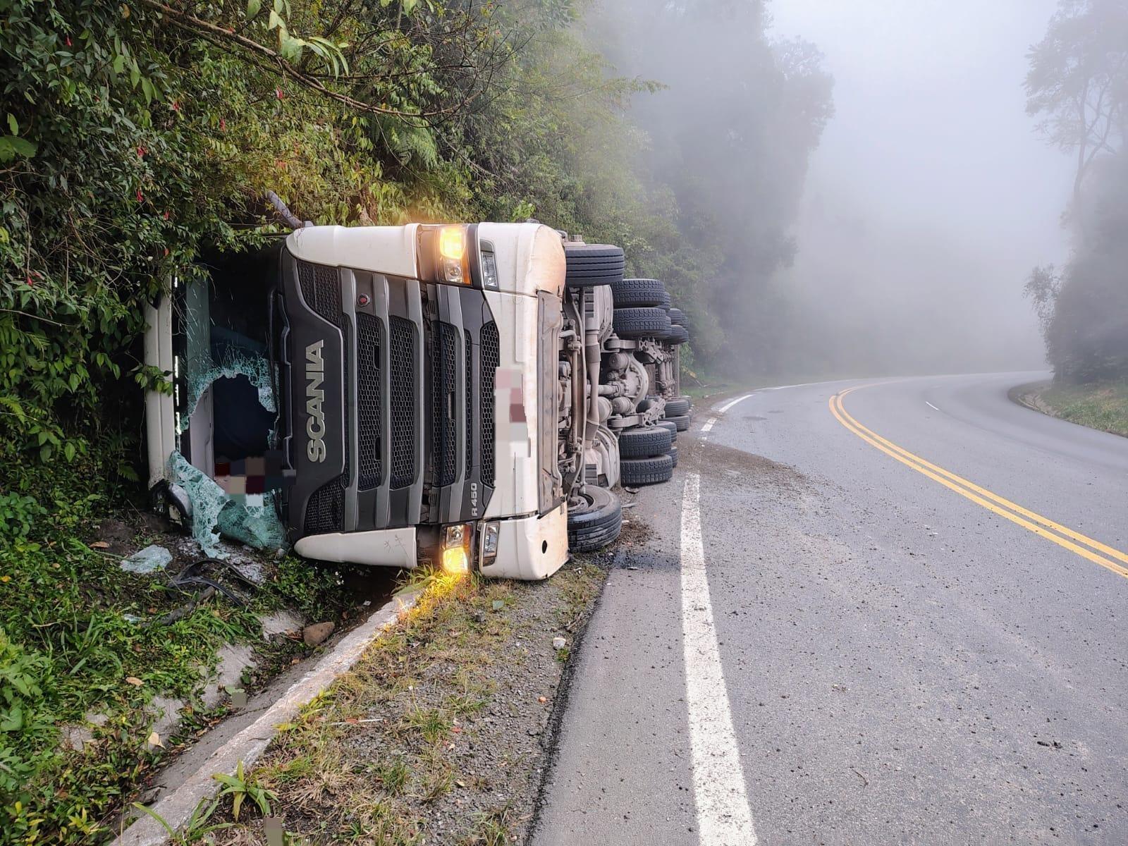 Homem morre em tombamento de carreta container no Alto Vale