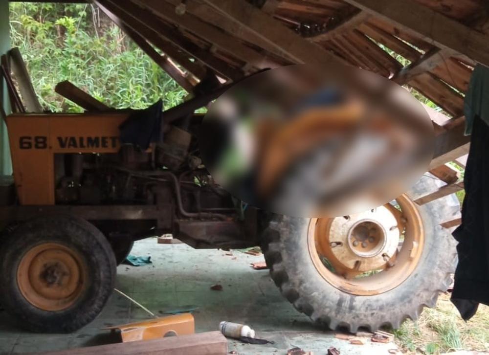 Homem perde o controle do trator que conduzia e morre ao ser atingido por telhado que caiu sobre ele