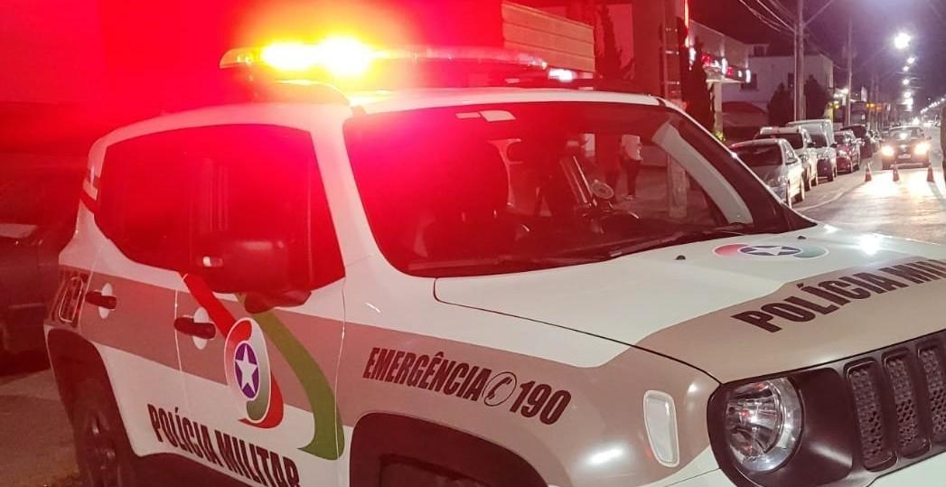 Homem rouba celular e foge de bicicleta 