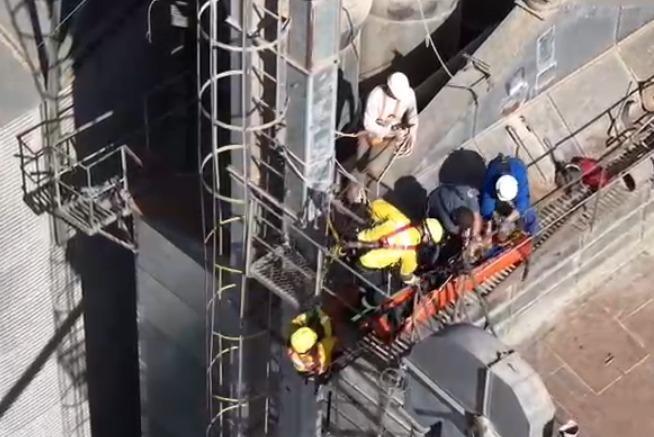 Homem sofre choque elétrico e é resgatado de plataforma a 22 metros de altura
