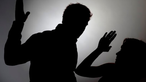 Homem tenta arrombar porta da casa da ex e é preso 