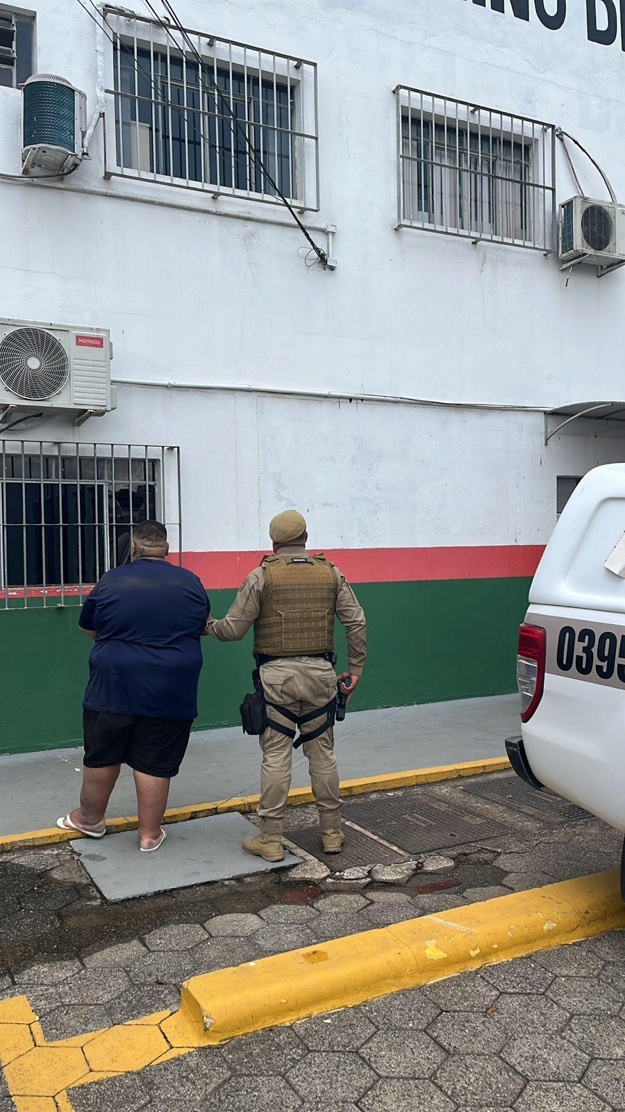 Homem tenta fugir, se esconde e acaba preso