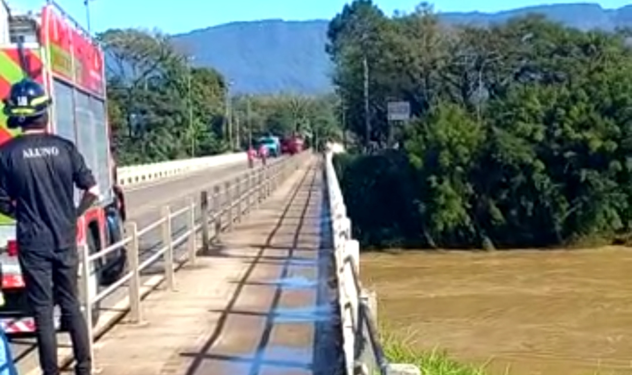 Homem tenta se jogar de ponte em Ascurra e provoca engarrafamento na BR-470