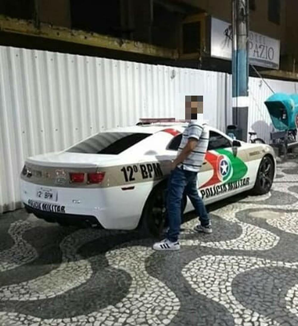 Homem tira foto 'urinando' em Camaro da PM em Balneário Camboriú