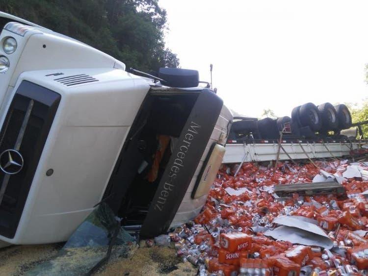 Homens foram presos por saquear carga de cerveja após carreta tombar na BR-470