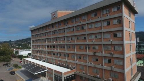 Hospital Regional Alto Vale retorna com alguns serviços nesta terça-feira (21)