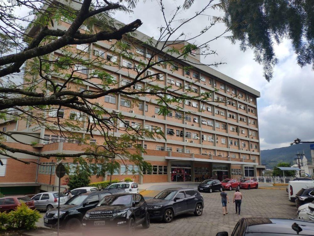 Hospital Regional Alto Vale volta a suspender visitas