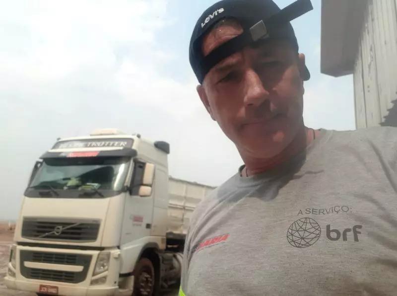 Identificado motorista que morreu após caminhão sair da pista e tombar em Pouso Redondo