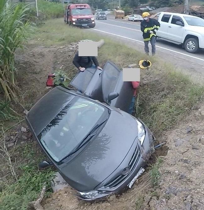 Idosa fica gravemente ferida em saída de pista do veículo que conduzia