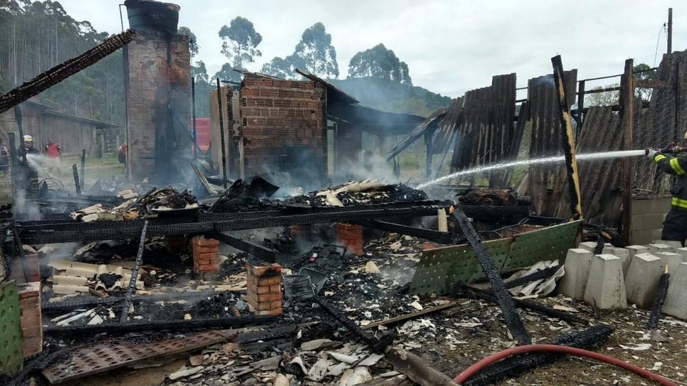 Idoso cadeirante morre em incêndio em casa em Navegantes