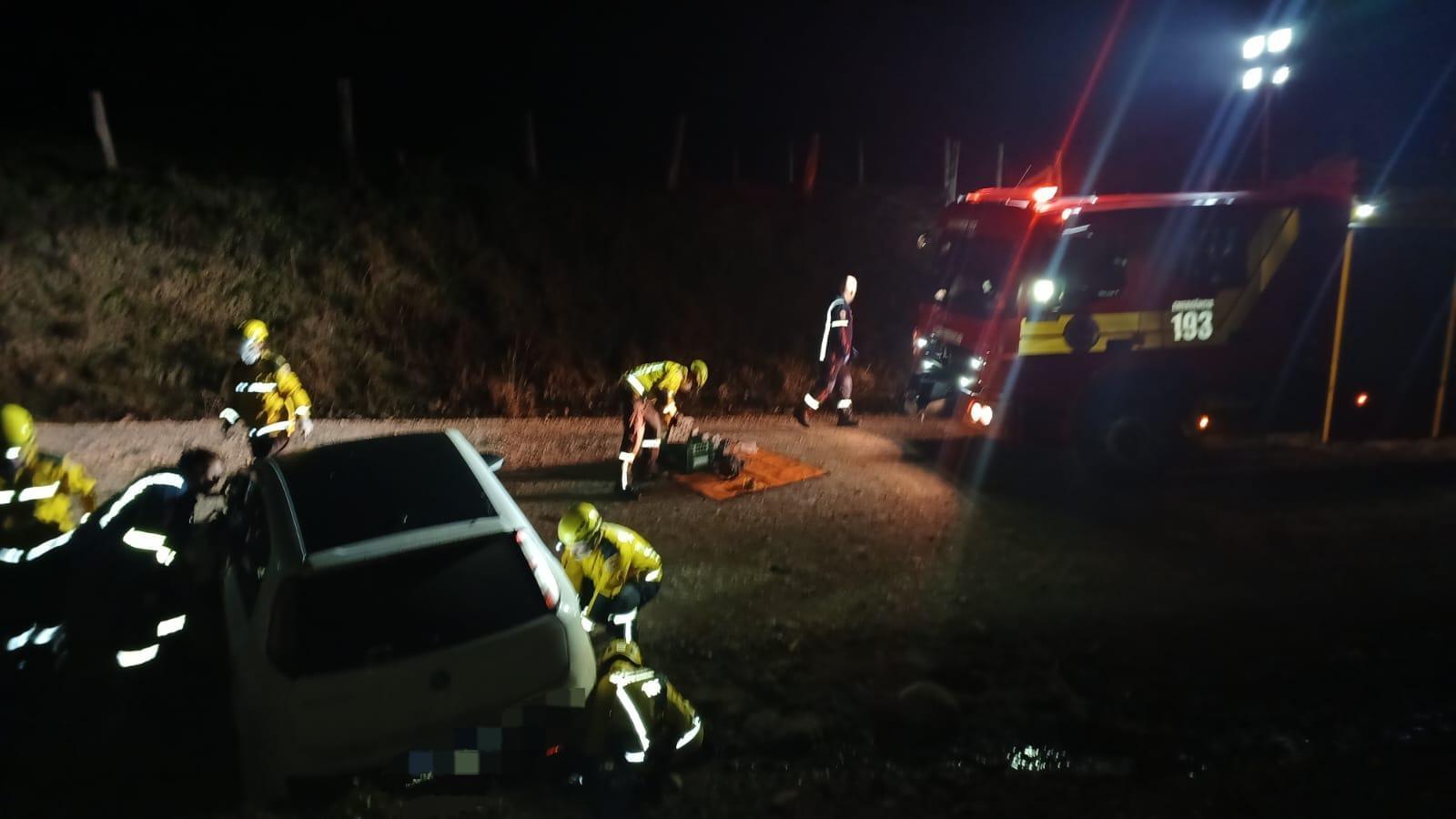 Idoso morre após colisão entre carro e caminhão