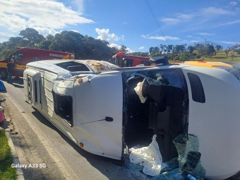 Idosos do Alto Vale que voltavam dos JASTI colidem contra carreta na BR-280
