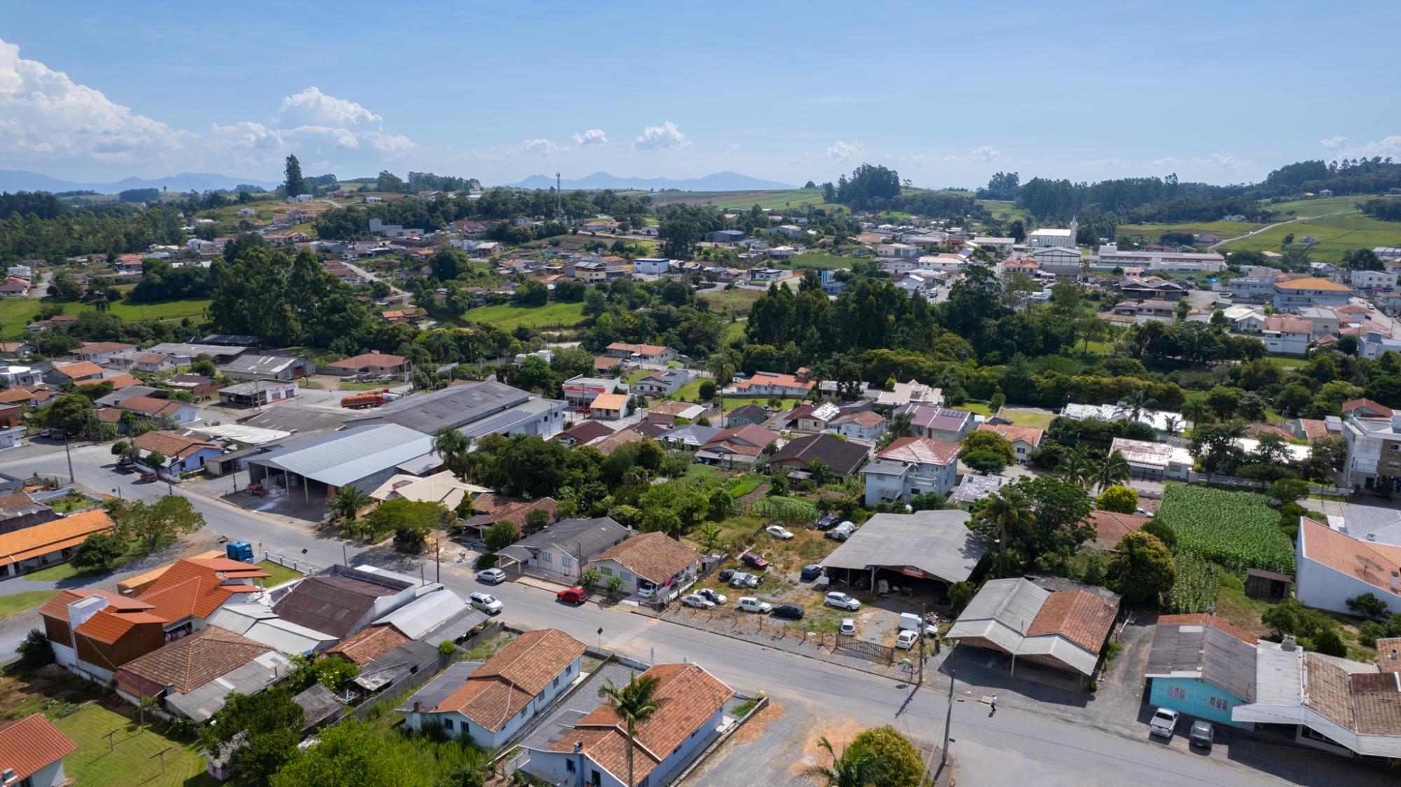 Imbuia inicia limpeza no rio da comunidade de Samambaia e deve estender o serviço para o centro