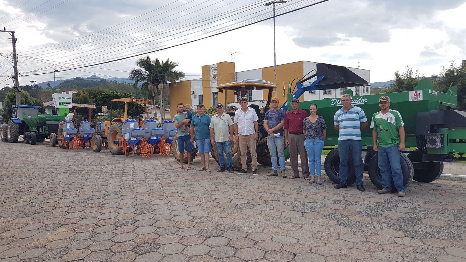 Implementos agrícolas são entregues para associações de agricultores em Petrolândia