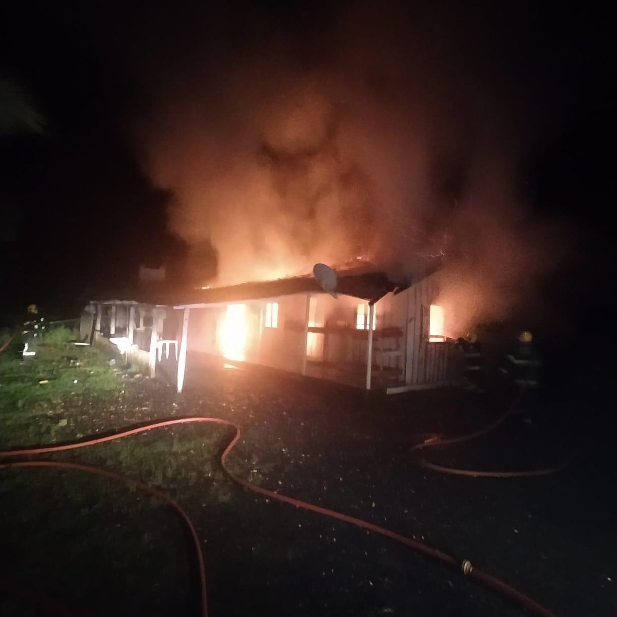 Incêndio atinge casa no interior de Aurora