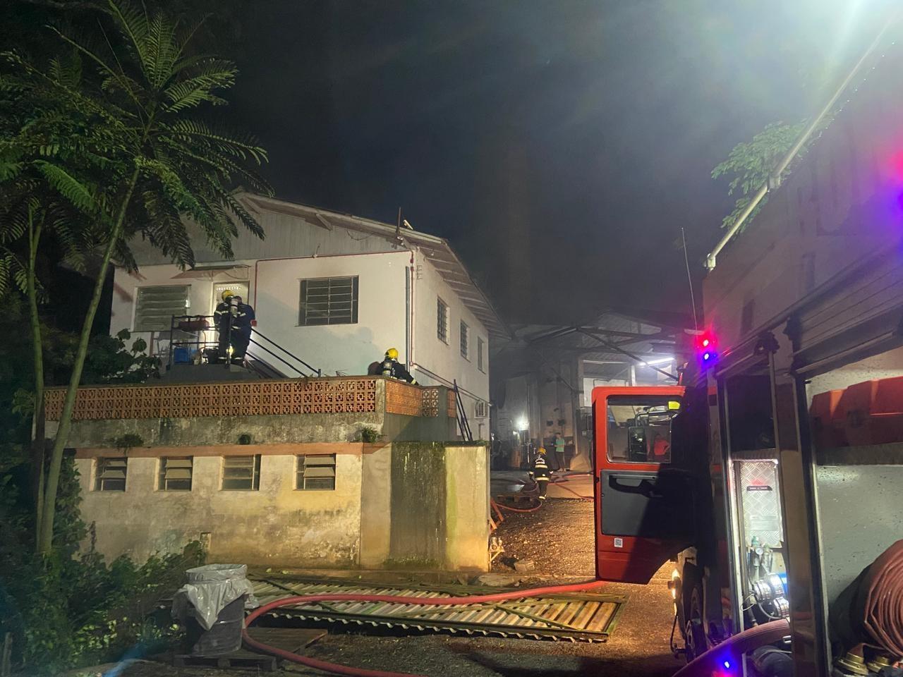 Incêndio atinge edificação industrial em Rio do Sul