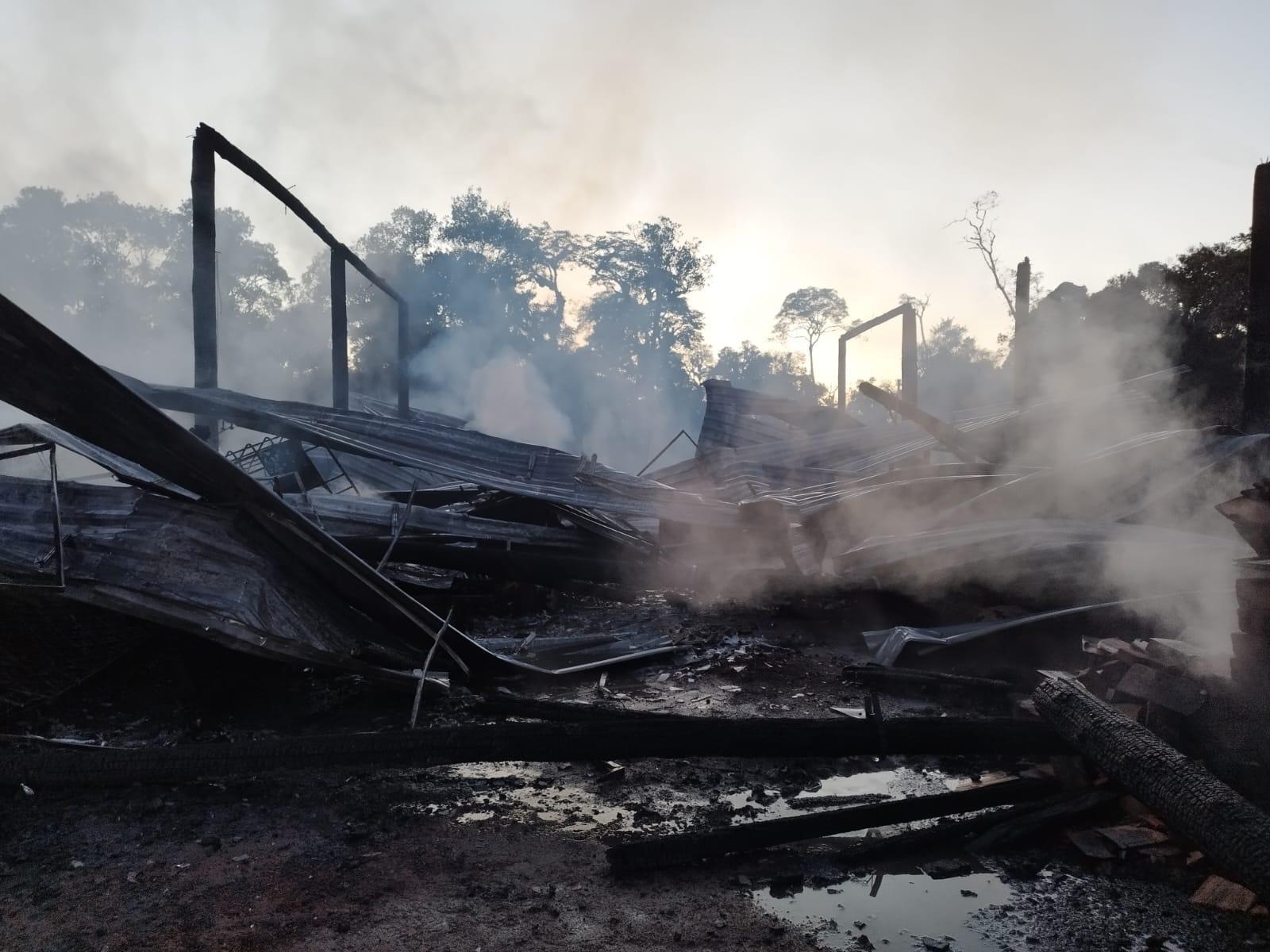Incêndio atinge galpão agrícola em Presidente Nereu