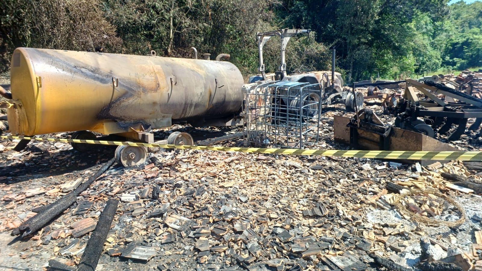 Incêndio atinge galpão com trator no Alto Vale