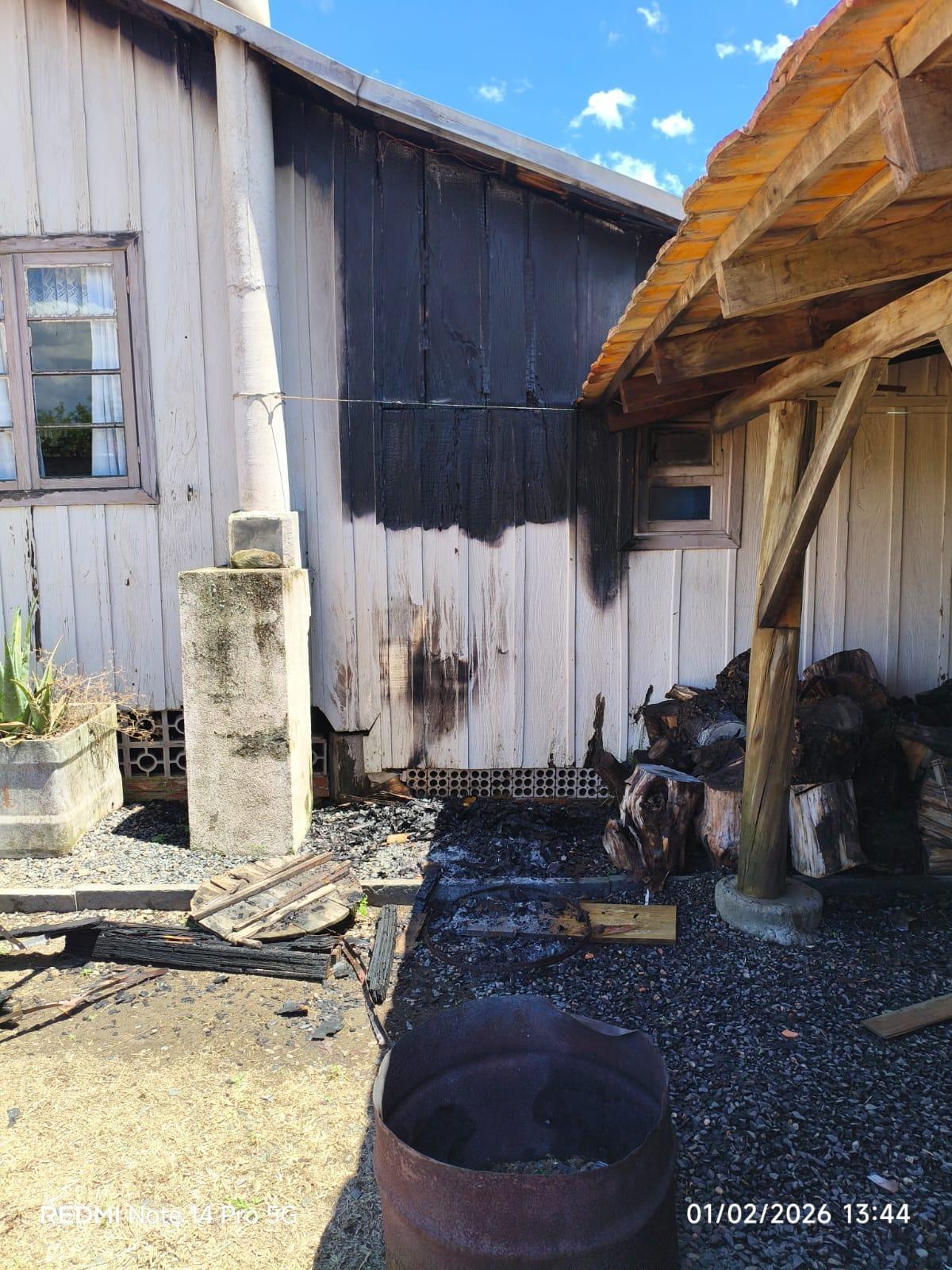 Incêndio atinge residência após brasa se alastrar para a estrutura de madeira da casa