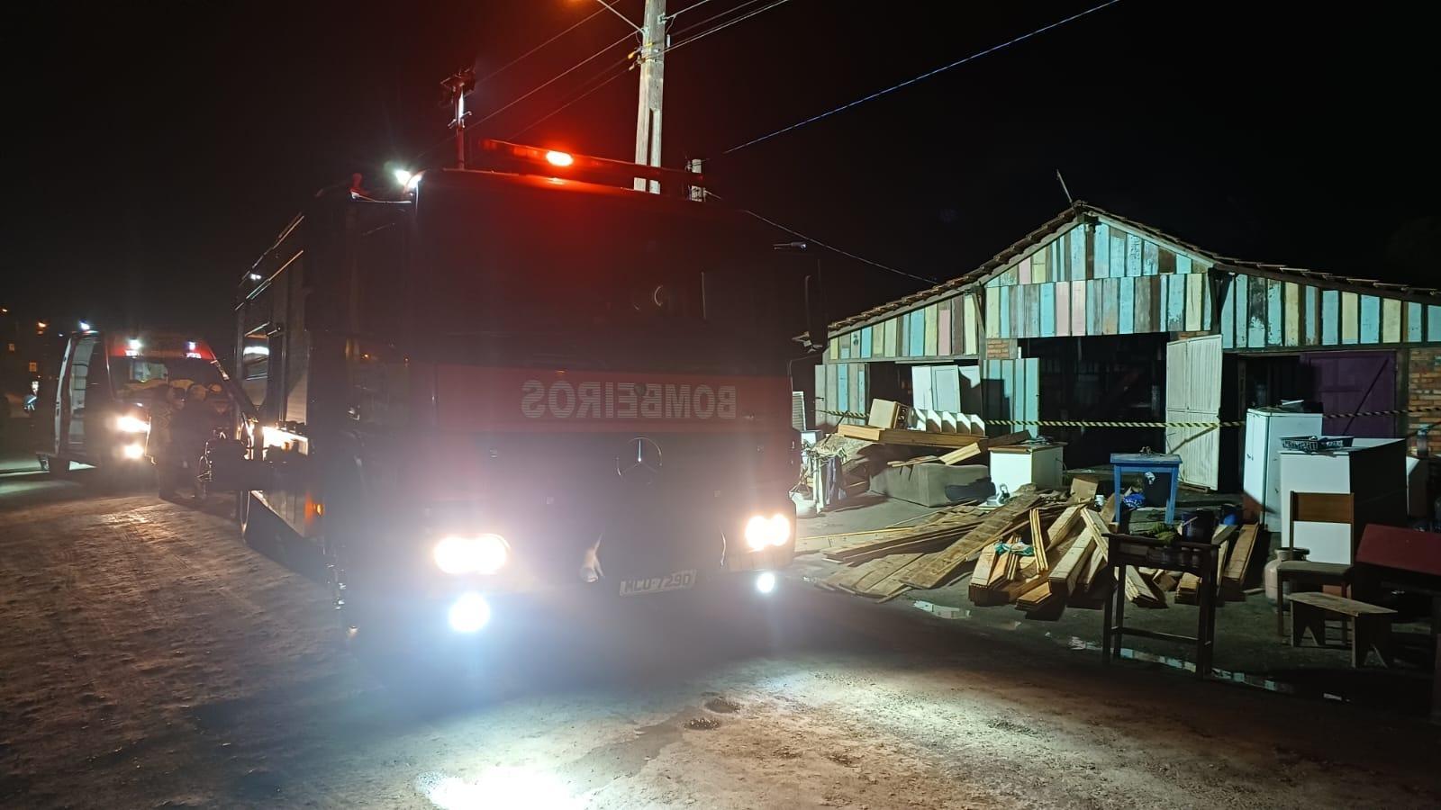 Incêndio atinge residência de madeira em Atalanta