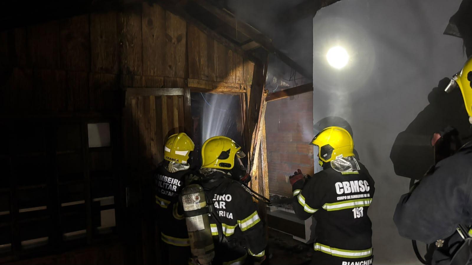 Homem é preso suspeito de provocar incêndio em residência no Alto Vale