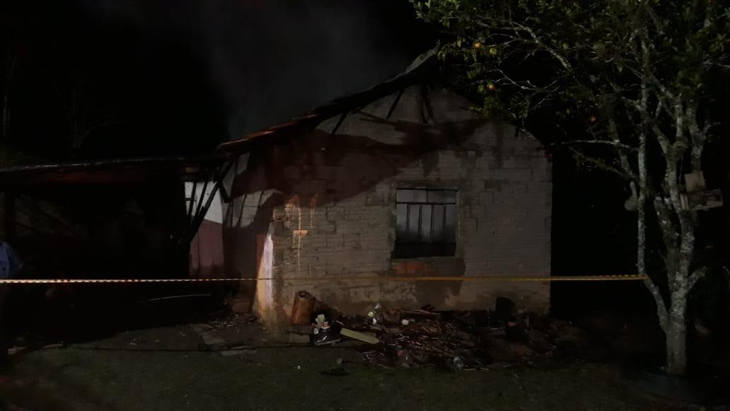Incêndio destrói quase totalmente uma casa na estrada do Bom Fim