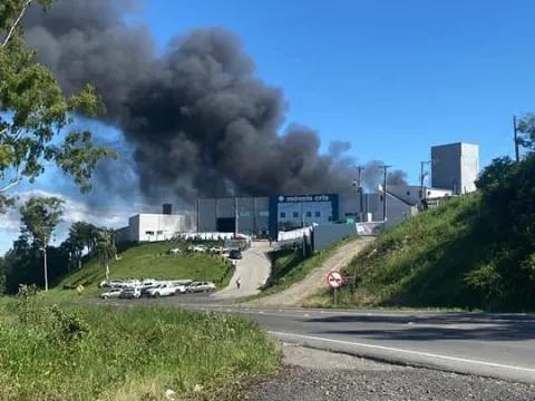 Incêndio de grandes proporções atinge fábrica de móveis em Pouso Redondo