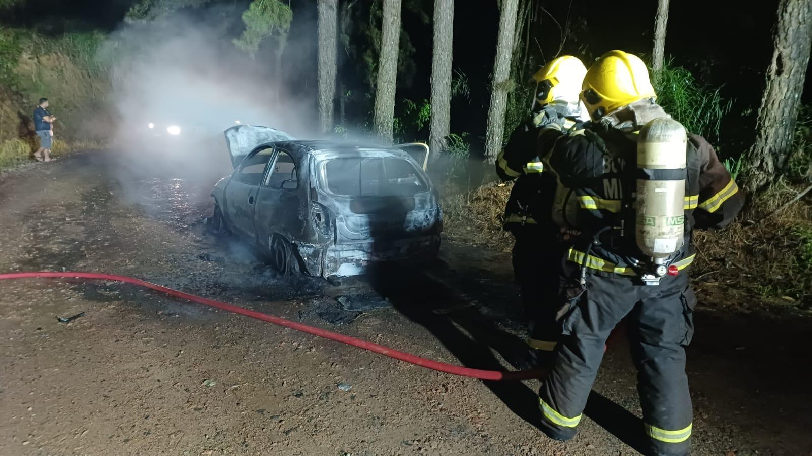 Incêndio destrói carro no Alto Vale