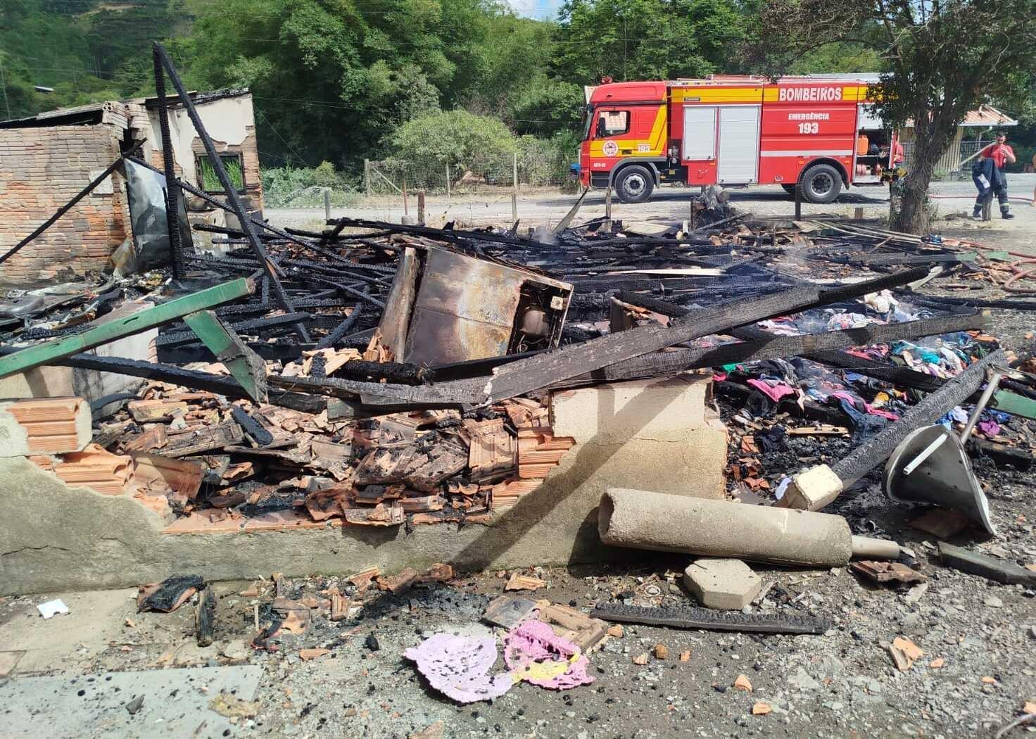 Incêndio destrói casa de madeira no Centro de Petrolândia