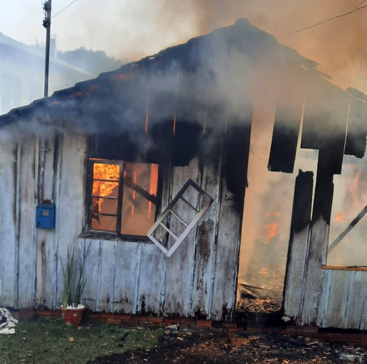 Incêndio destrói casa no Alto Vale