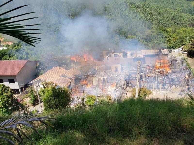 Incêndio destrói cinco casas em Rio do Sul