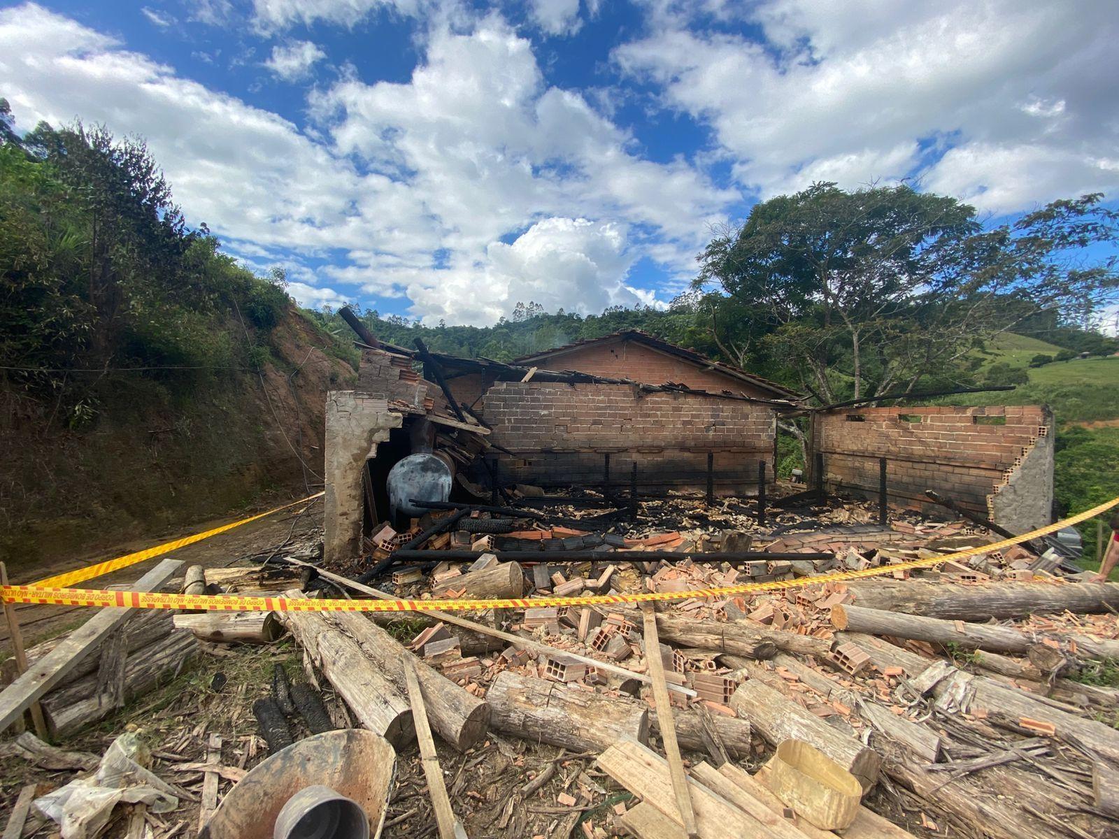 Incêndio destrói completamente estufa de fumo em Presidente Nereu