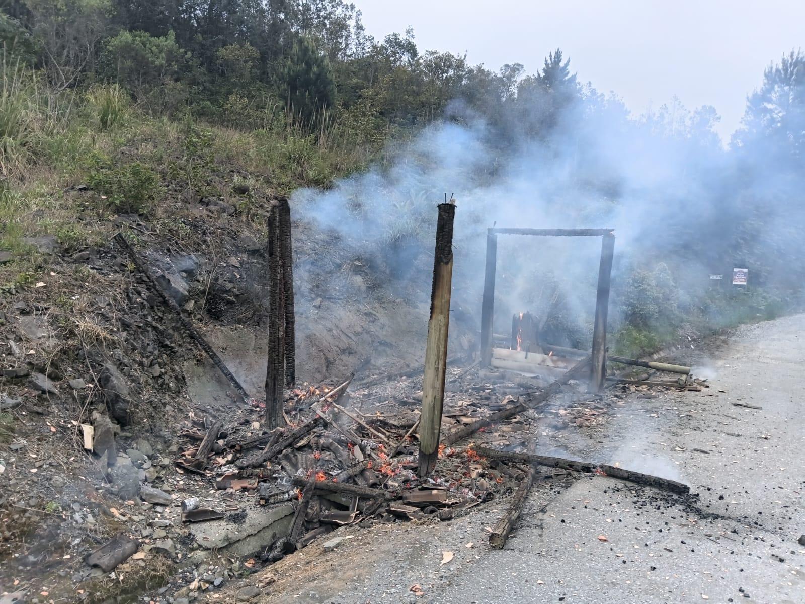 Incêndio destrói estrutura da bica d’água em Vidal Ramos