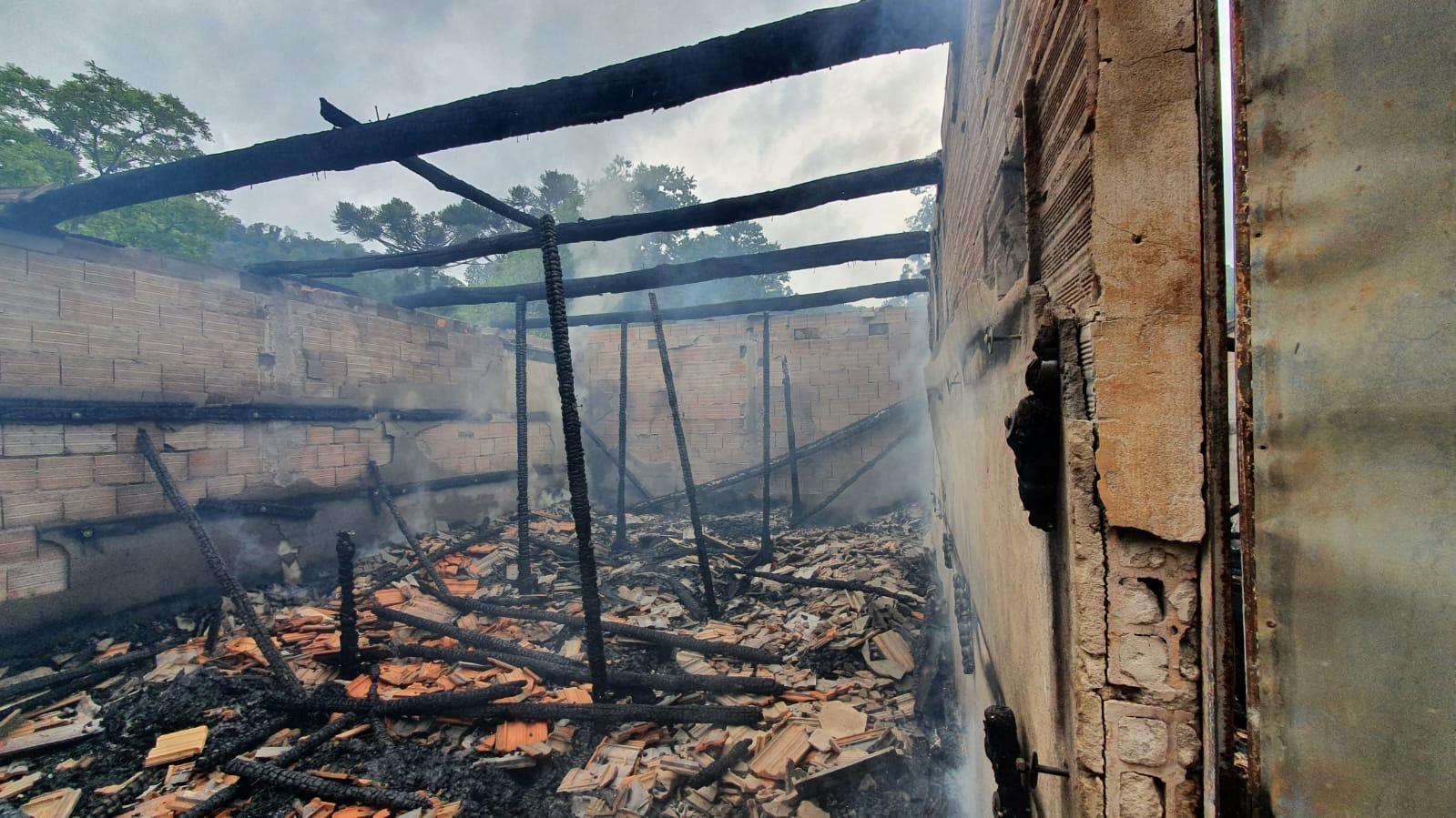 Incêndio destrói estufa de fumo com equipamentos no interior e parte de outra estufa