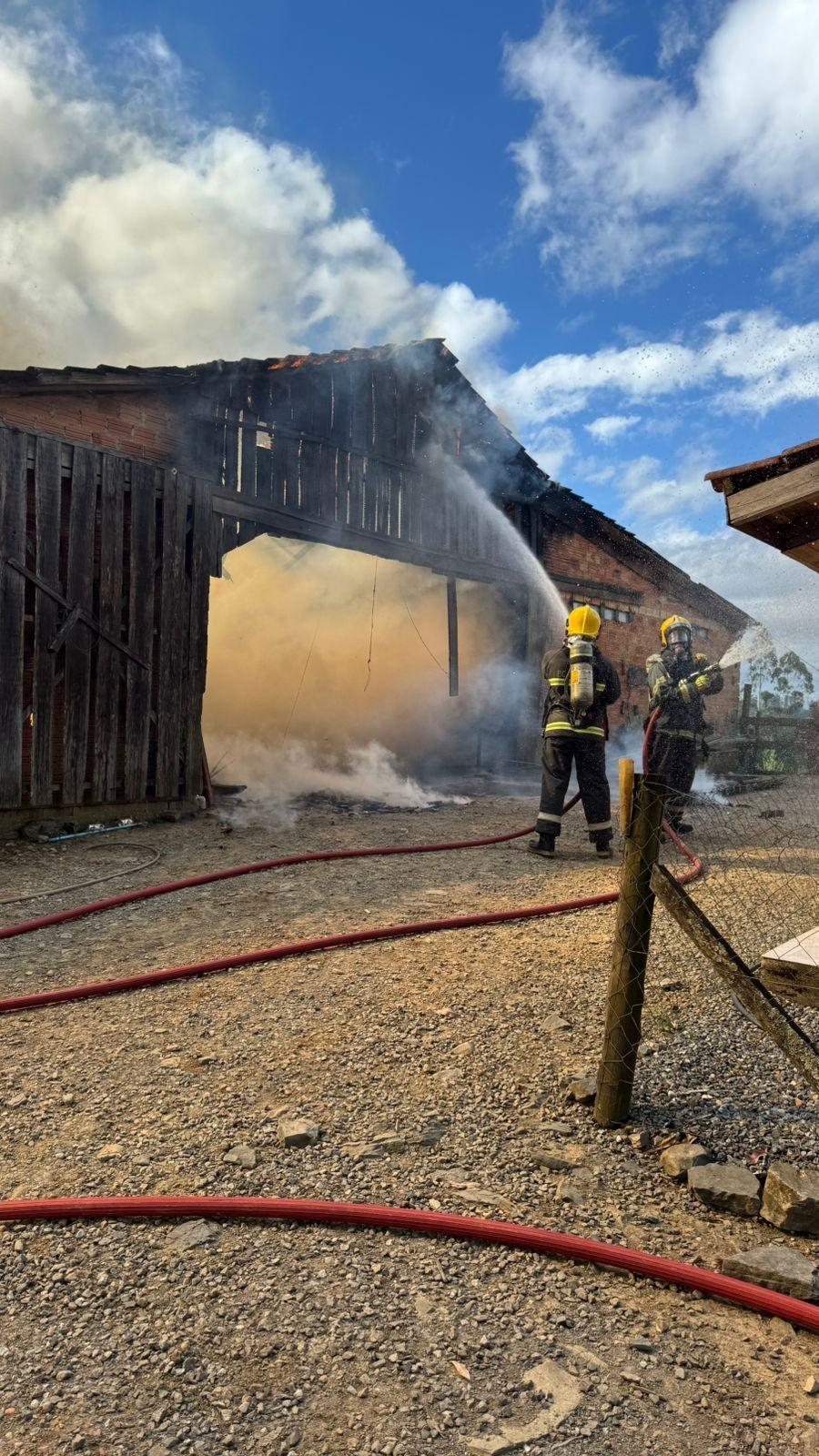Incêndio destrói estufa de fumo e galpão em Petrolândia